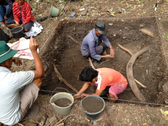 Tim arkeolog medan sedang menggali.
